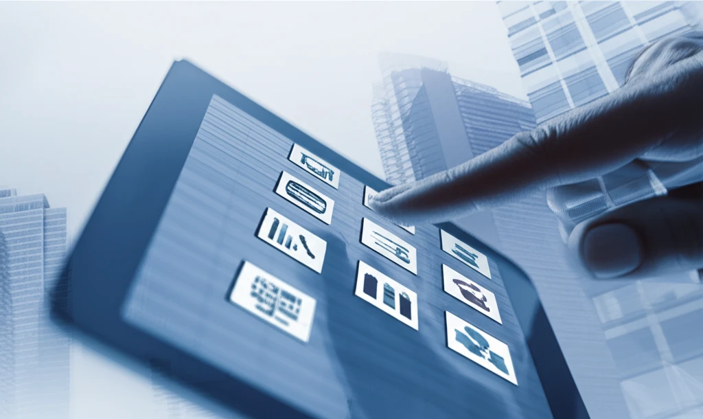 대출 서류를 검토하는 모습